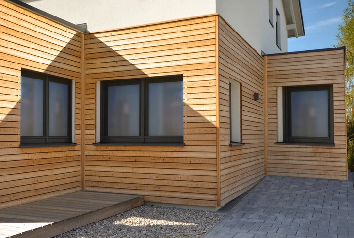 Extension contemporaine en bardage bois vertical à claire-voie, essence résineux clair non traité