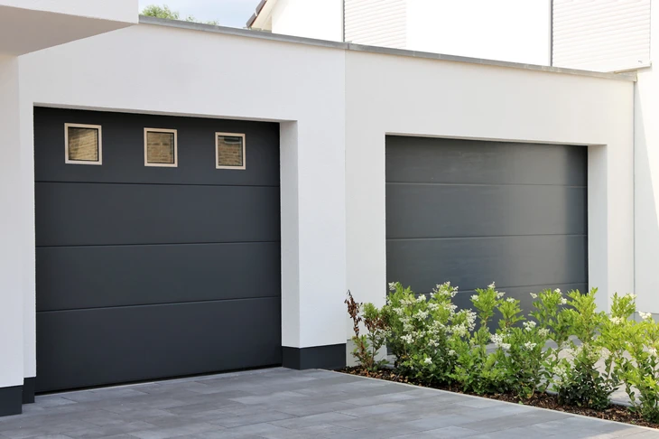 Meuble sur mesure mural intégré, combinant armoires à portes battantes et étagères ouvertes