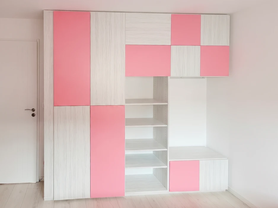 Meuble sur mesure mural intégré, combinant armoires à portes battantes et étagères ouvertes