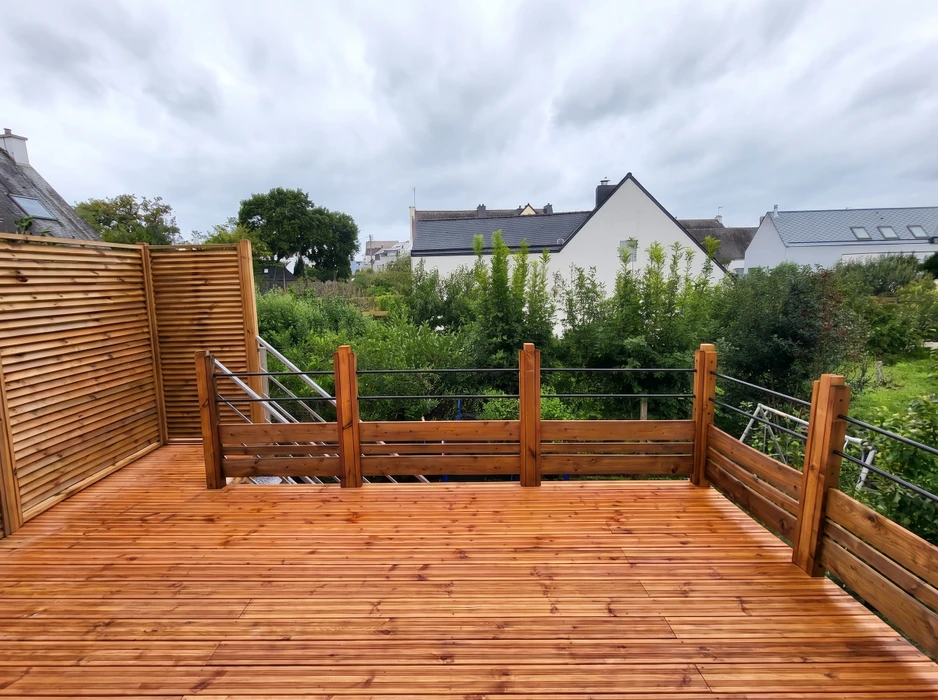 Terrasse en bois en hauteur, neuve, vue extérieure de jour