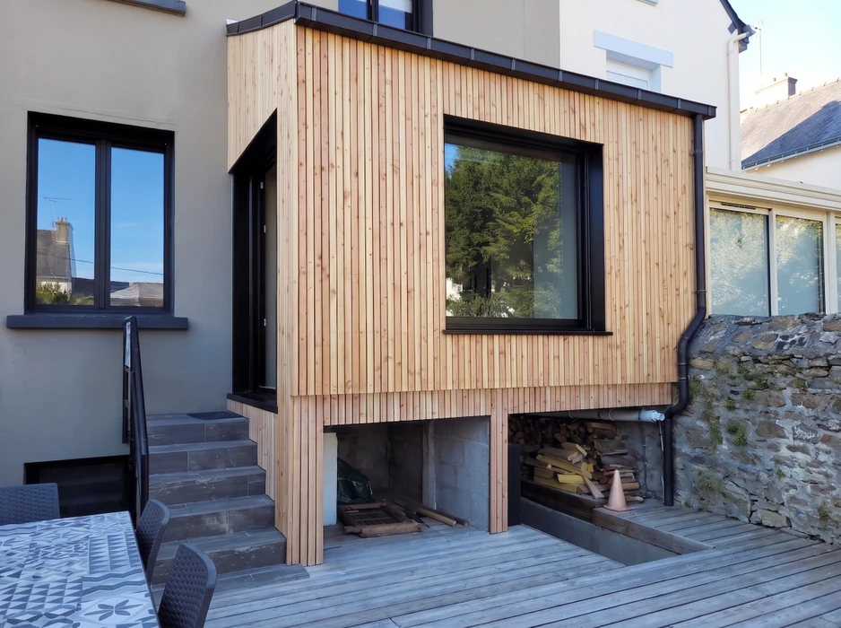 Extension contemporaine en bardage bois vertical à claire-voie, essence résineux clair non traité