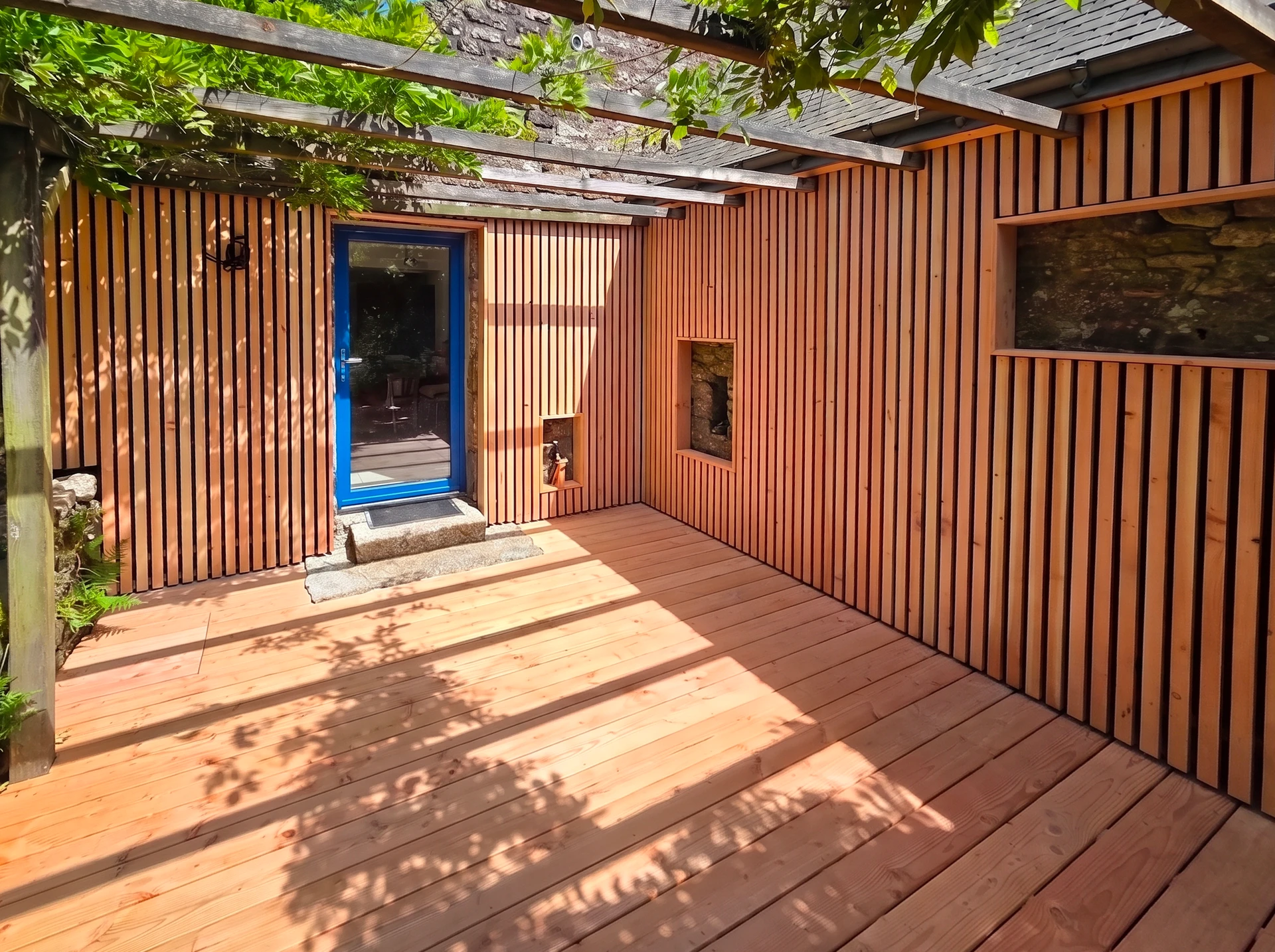 Maison contemporaine modulaire à ossature bois avec bardage en lames horizontales et toiture plate