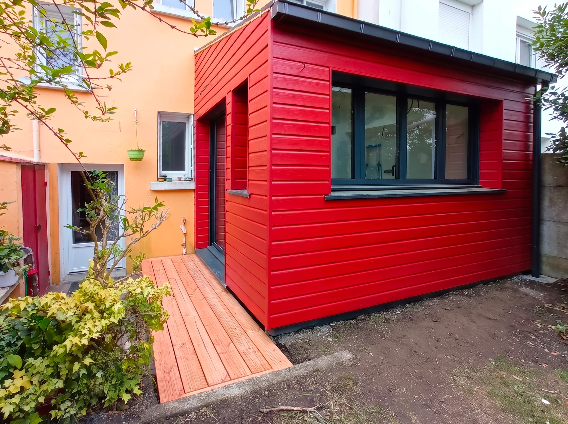 Extérieur résidentiel moderne avec extension en ossature bois