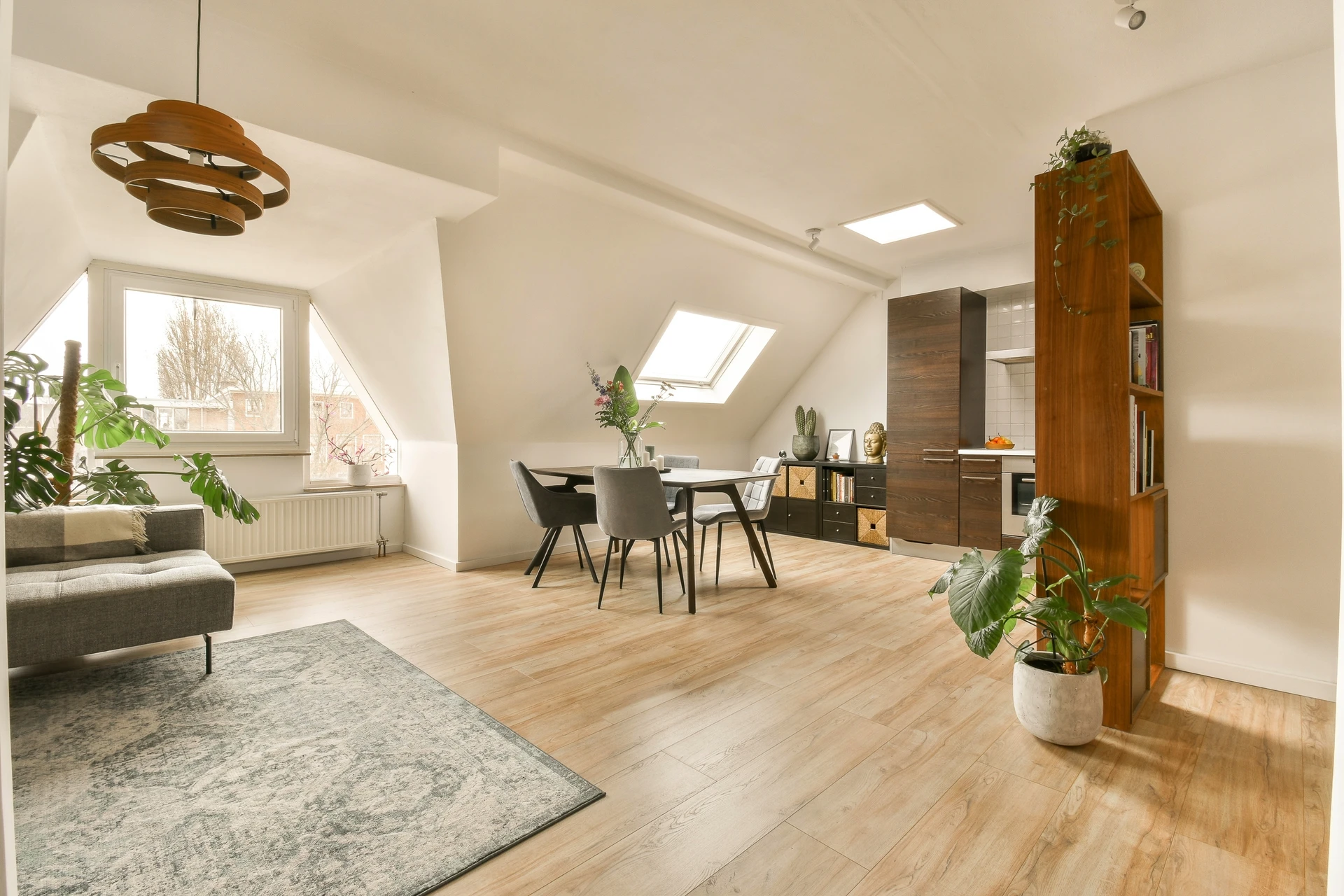 Escalier intérieur moderne à structure en béton blanc, avec marches en bois massif ton chêne naturel