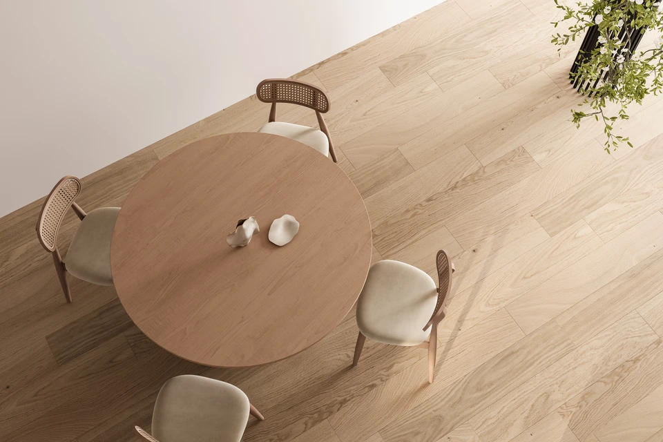 Grande bibliothèque murale sur mesure en bois clair (chêne naturel), entièrement vide, montée du sol au plafond dans un couloir d'appartement haussmannien
