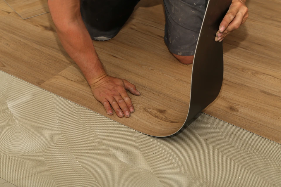 Terrasse extérieure combinant lambourdes en bois traité autoclave classe 4 et dallage en grès cérame anthracite grand format