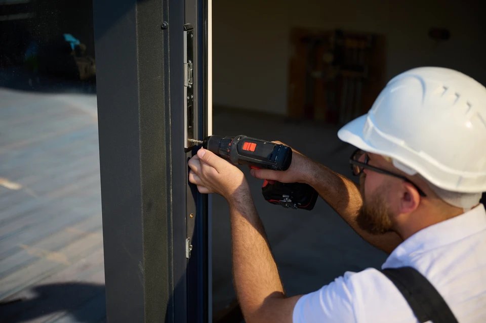 Meuble sur mesure mural intégré, combinant armoires à portes battantes et étagères ouvertes