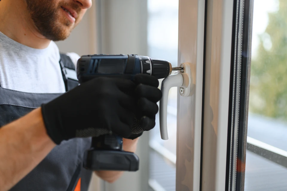 Artisan menuisier discutant avec un client sur un chantier d'extension bois, tous deux debout devant une ossature bois en cours de construction, l'artisan pointant des détails de la structure ou tenant des plans, lumière naturelle de jour, atmosphère professionnelle et bienveillante.